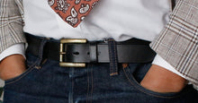 画像をギャラリービューアに読み込む, MERCER ITALIAN VEGETABLE TANNED OILED LEATHER BELT(ブラック)の着用イメージ