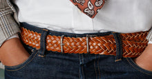 画像をギャラリービューアに読み込む, MERCER ITALIAN VEGETABLE TANNED OILED LEATHER MESH BELT(ライトブラウン)の着用イメージ