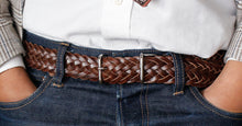 画像をギャラリービューアに読み込む, MERCER ITALIAN VEGETABLE TANNED OILED LEATHER MESH BELT(ダークブラウン)の着用イメージ