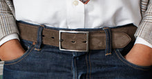 画像をギャラリービューアに読み込む, MERCER SPANISH SUEDE LEATHER BELT(ダークブラウン)の着用イメージ